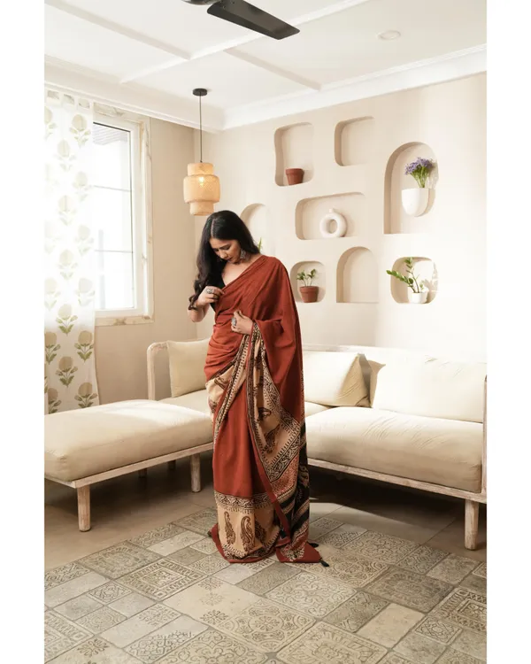 Rust_Orange_Cotton_Paisley_Print_Mulmul_Saree_For_Women